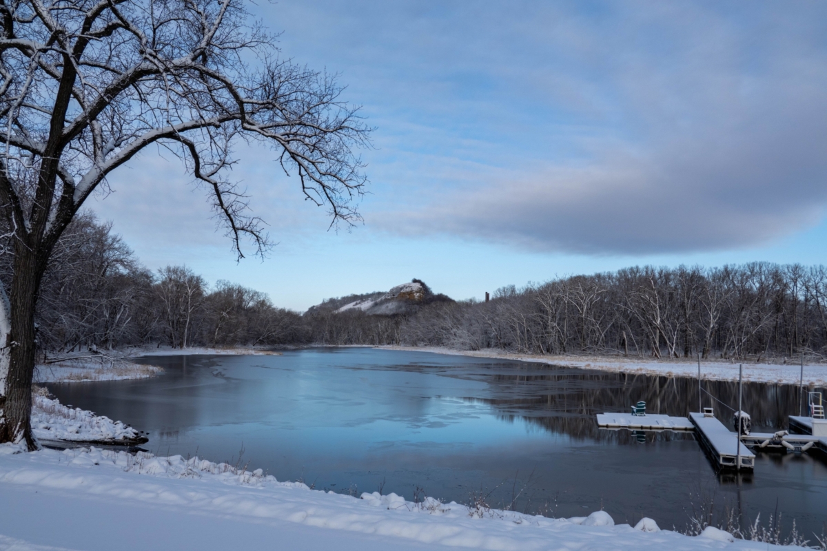 A few more inches of snow, eagles continue nesting and incubation